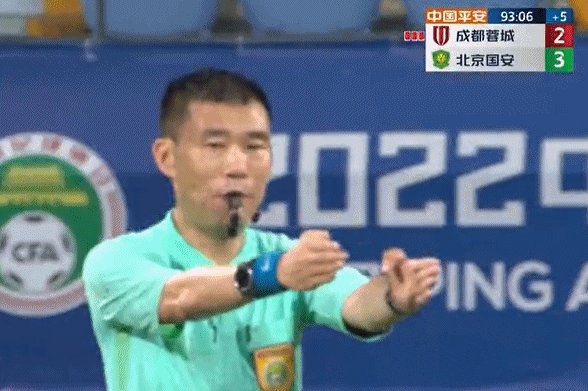 开云网站-名场面！主裁提前吹哨又喊回踢 中超疯狂16场9红